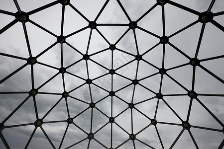 金属电网网格天文台玻璃构图圆顶建筑框架天空多云窗户背景图片