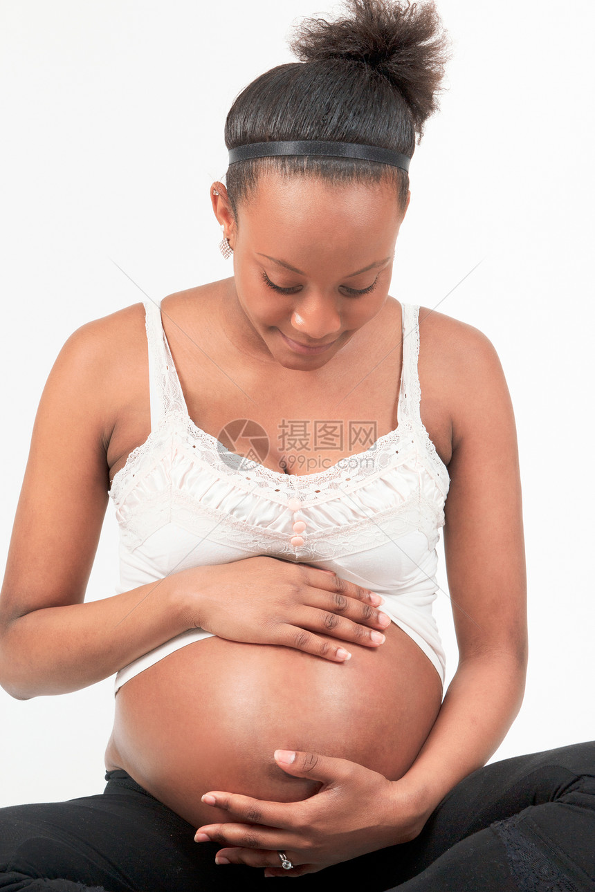 非洲黑人孕妇Metisse父母孩子怀孕成人家庭肚子女孩妈妈微笑母性图片