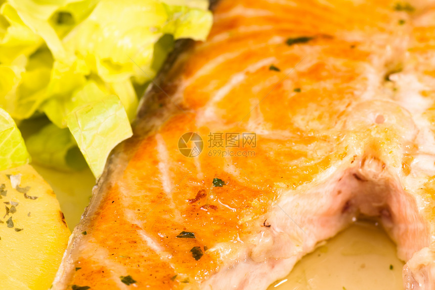 灰鲑鱼封闭水平午餐海鲜服务牛扒美食盘子沙拉蔬菜图片