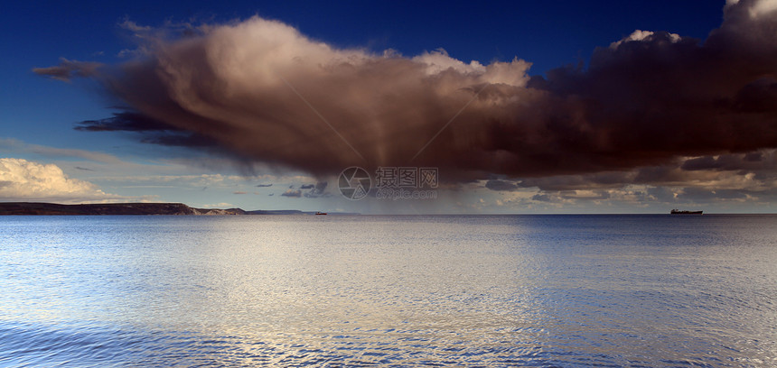 云和波天气波纹场景卵石蓝色海岸海洋天空旅行海滩图片