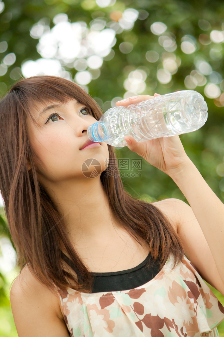 饮用水女性女孩口渴瓶子乐趣青年闲暇运动饮食女士图片