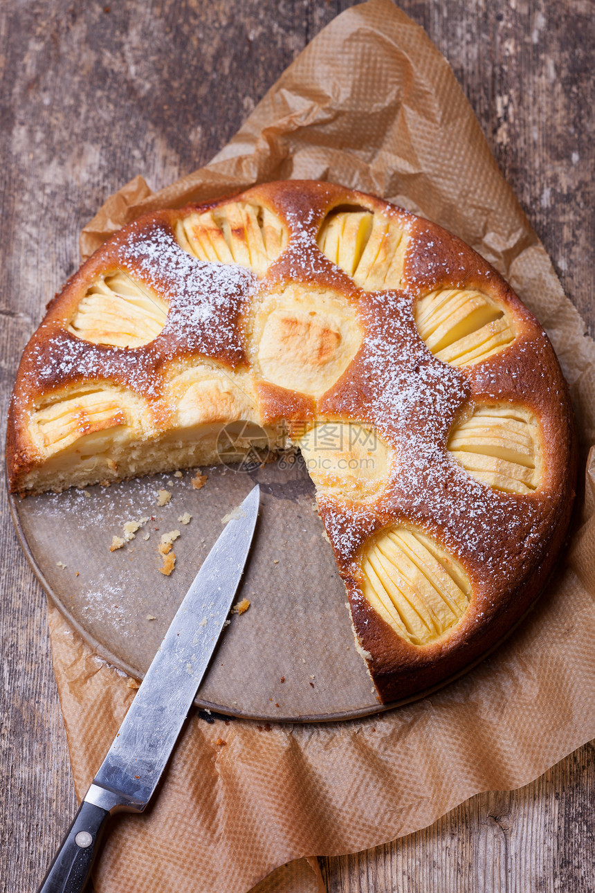 苹果蛋糕的特写糕点食物粉状乡村面包甜点木板蛋糕盘服务脆皮图片