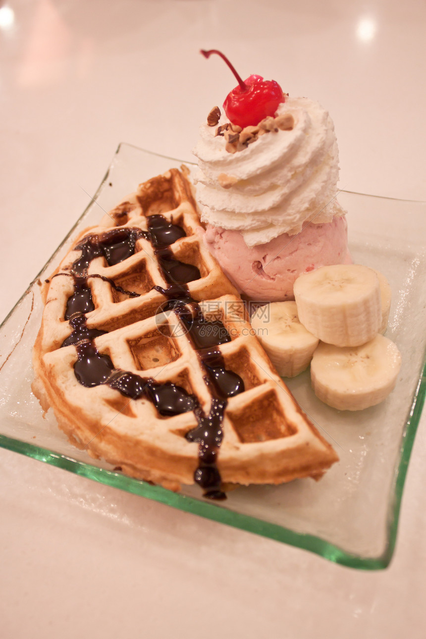 松饼和冰淇淋食物甜点饼子饮食奶油糖浆早餐盘子巧克力营养图片