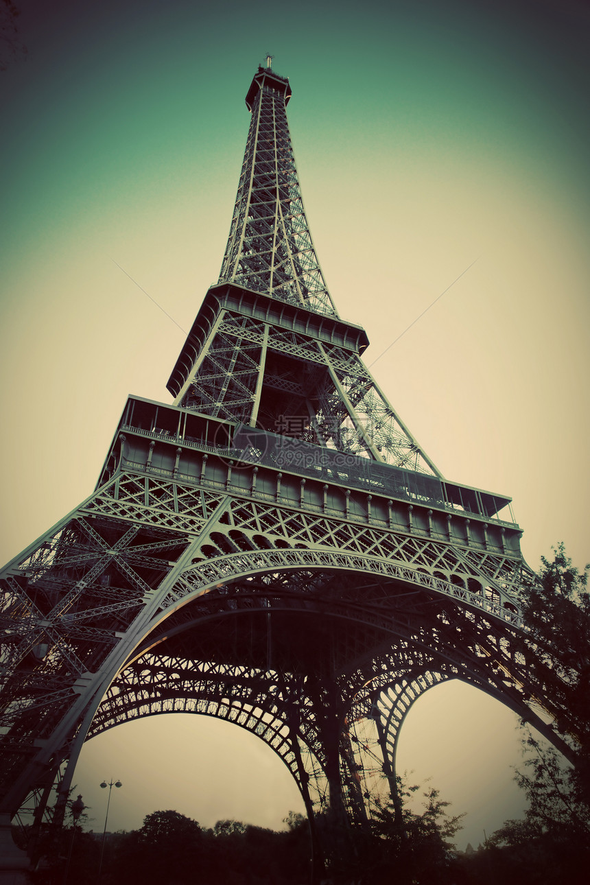 巴黎的艾菲尔铁塔 佛朗丝古老风格天际历史树木首都历史性旅行建筑假期城市吸引力图片