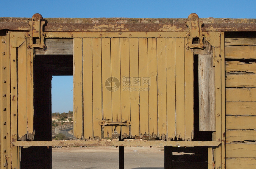 废弃木制铁路车门破碎的详情图片