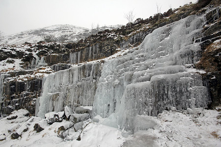 冰冻瀑布冻结瀑布冰柱季节灯塔信标岩石白色背景