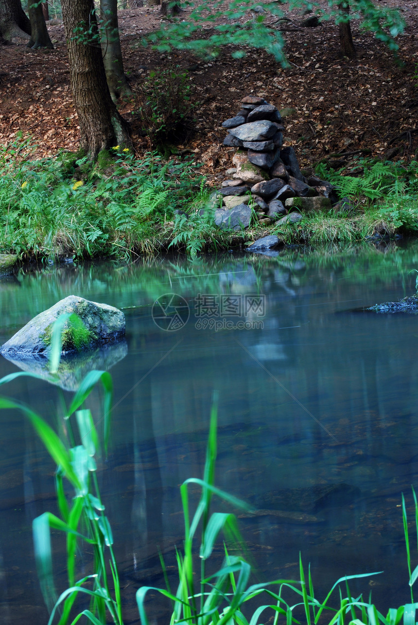 水速度岩石瀑布石头镜子反射生态图片