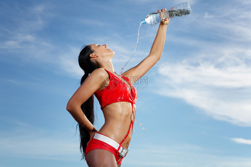 年轻女运动女青年 喝一瓶水锻炼女性瓶子身体女孩女士蓝色赛跑者头发工作室图片