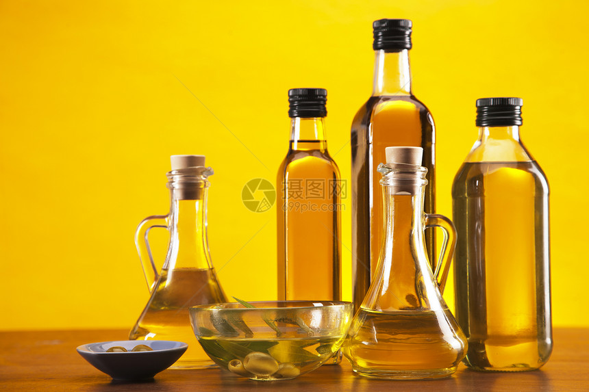 橄榄油和橄榄液体沙拉叶子玻璃状黄色绿色水果植物食物玻璃图片