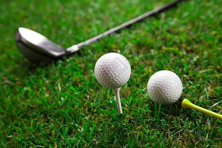 手托球我们来打高尔夫球吧绿色爱好游戏课程太阳宏观俱乐部场地晴天运动背景