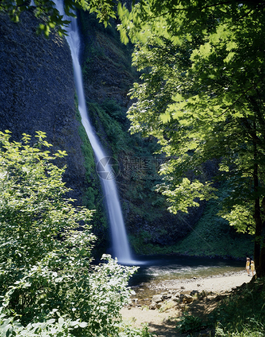 拉图雷尔瀑布瀑布游客森林图片
