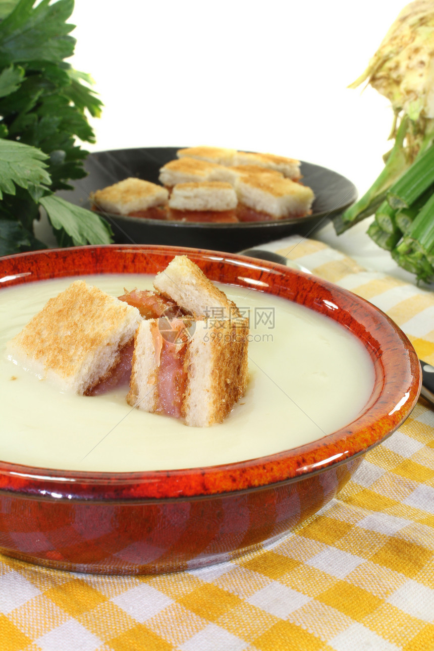 炖菜汤和鲑鱼的烤面包肉汤根茎类芹菜蔬菜盘子烟熏奶油素菜白色面包块图片