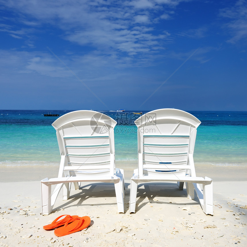 美丽的海滩旅行凉鞋海景天空蓝色海洋风景躺椅海岸线假期图片