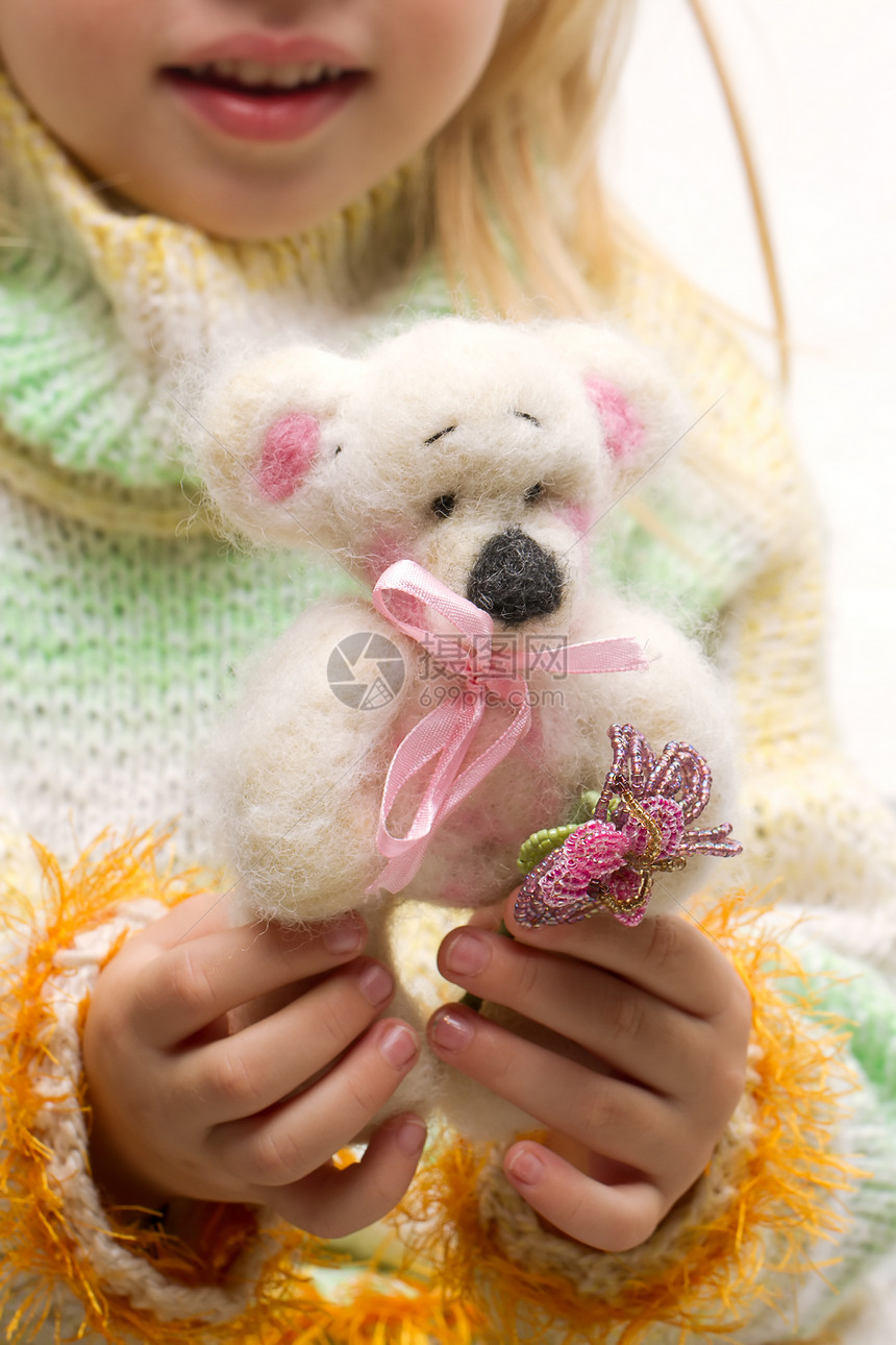 手制作的泰迪熊掌手中动物毛皮幸福玩具女孩孩子微笑快乐拥抱童年图片