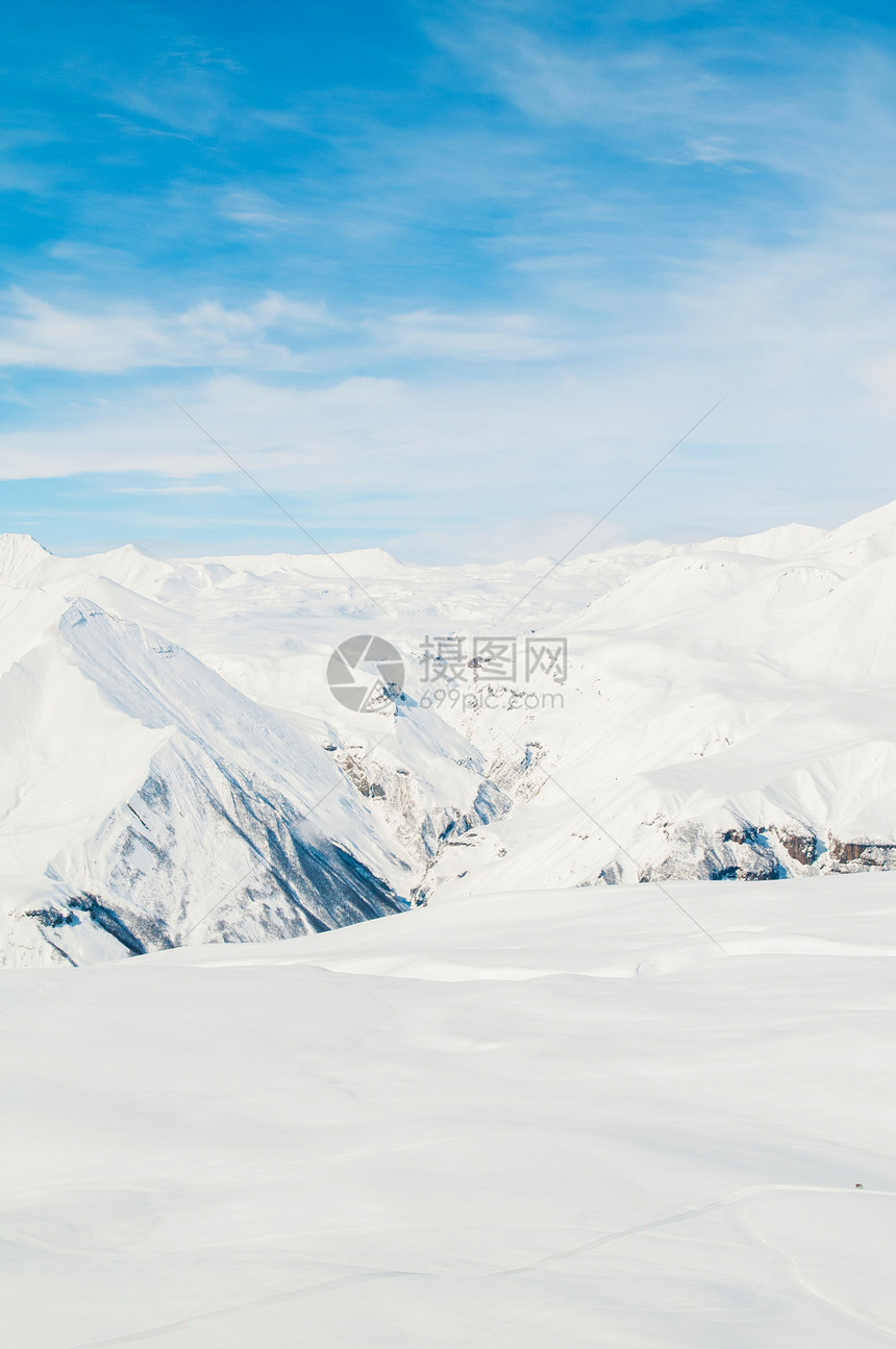 明亮的冬天天雪山天空场景太阳滑雪山脉白色假期旅行风景全景图片