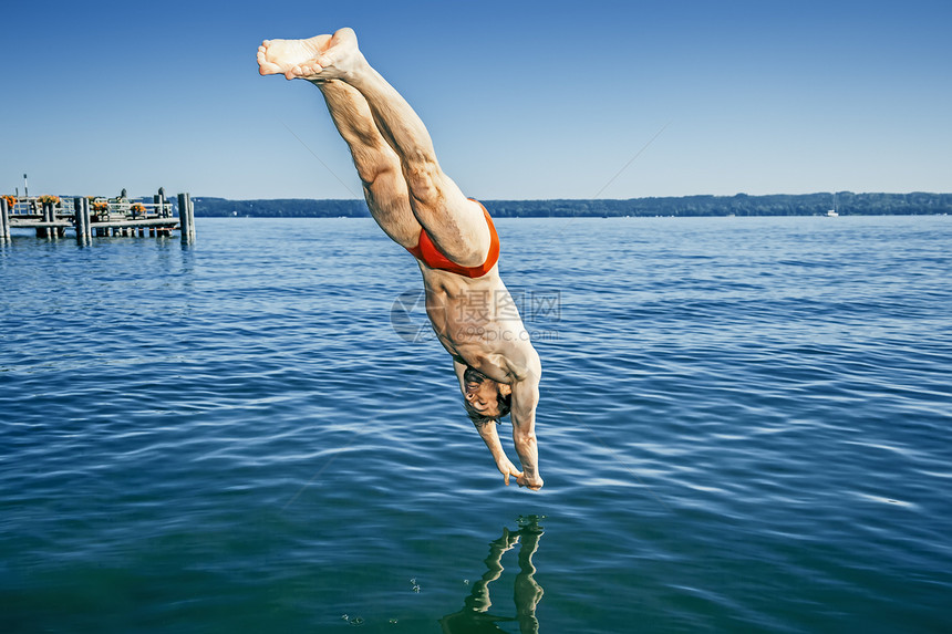 跳入水中生活喜悦蓝色潜水闲暇水池运动海浪潜水员乐趣图片