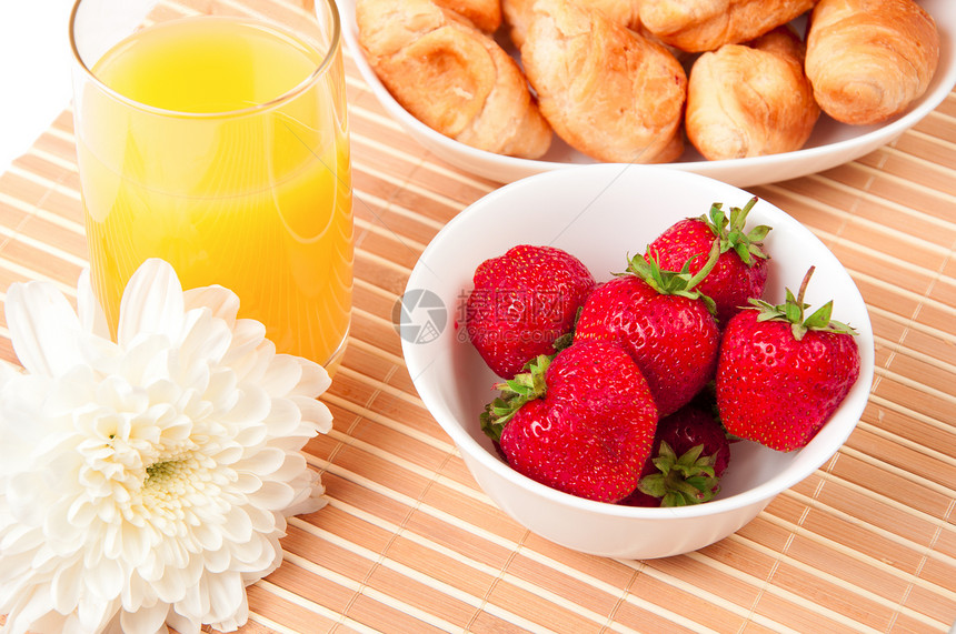 早餐加浆果 橙汁和羊角面包翠菊杯子覆盆子盘子果汁桌布糕点住宅橙子食物图片