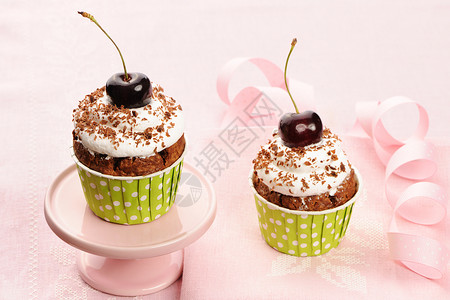 蛋糕加奶油和樱桃食物小吃鞭打杯子装饰糕点漩涡巧克力冰镇甜点背景图片