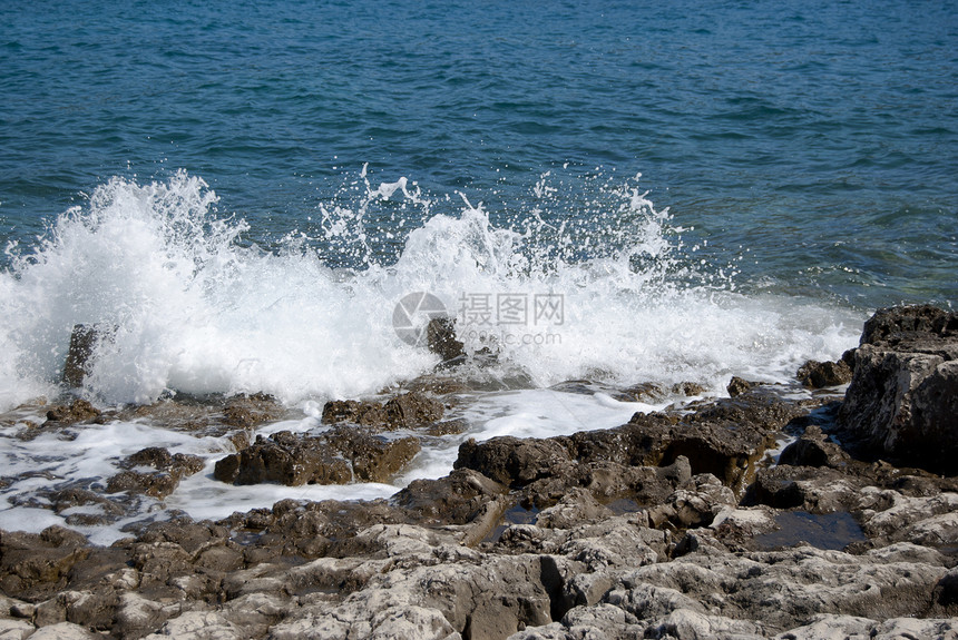 海浪在岸边破碎图片