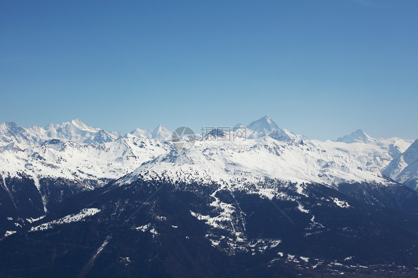 山上有高山天空全景风景顶峰岩石活动远足冻结季节暴风雪图片