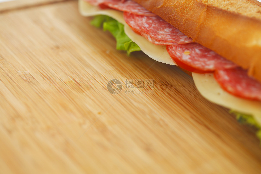 特写三明治堆芝士乡村青菜小吃冷盘潜艇杂粮包子早餐午餐图片