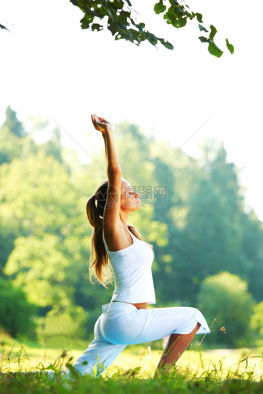 瑜伽公园娱乐树木女孩专注成人饮食女士平衡冥想图片