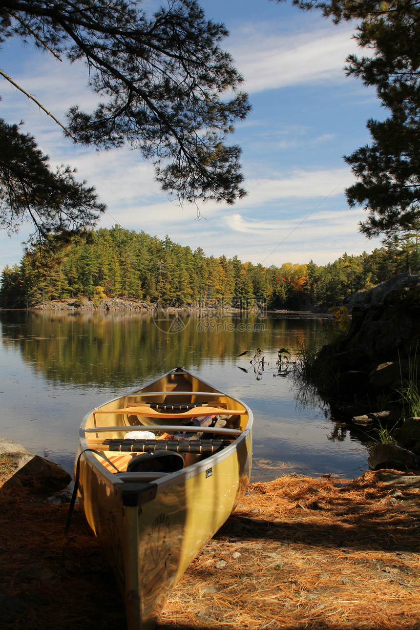 独木舟和平静湖图片