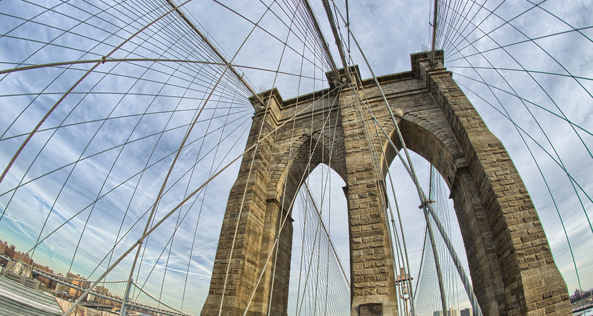 布鲁克林大桥的巨型建筑  纽约市建筑学文化摩天大楼地标商业市中心天空场景城市电缆图片