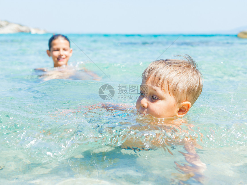 孩子们在海上玩游戏海岸微笑海洋假期臂章快乐太阳童年旅行游泳图片