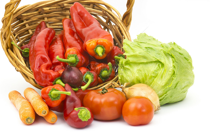 新鲜蔬菜篮子红色辣椒食物水平沙拉季节营养健康饮食图片