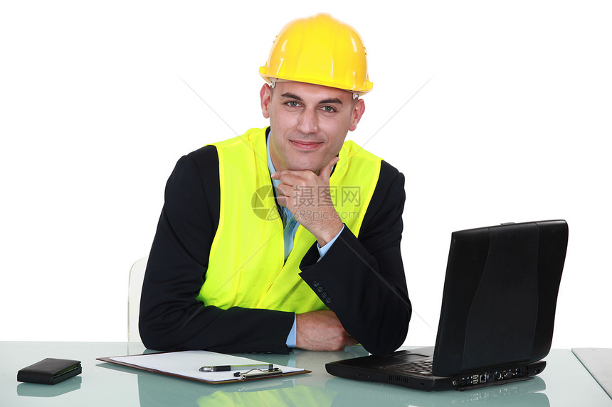 工程师用笔记本电脑坐在图片