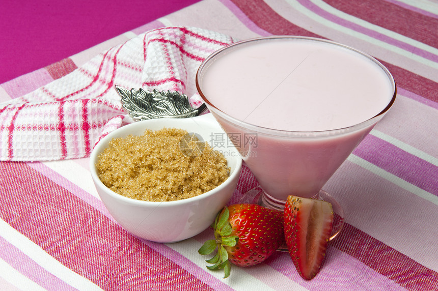 草莓酸奶红色玫瑰牛奶早餐糖果奶制品食物甜点饮食花朵图片