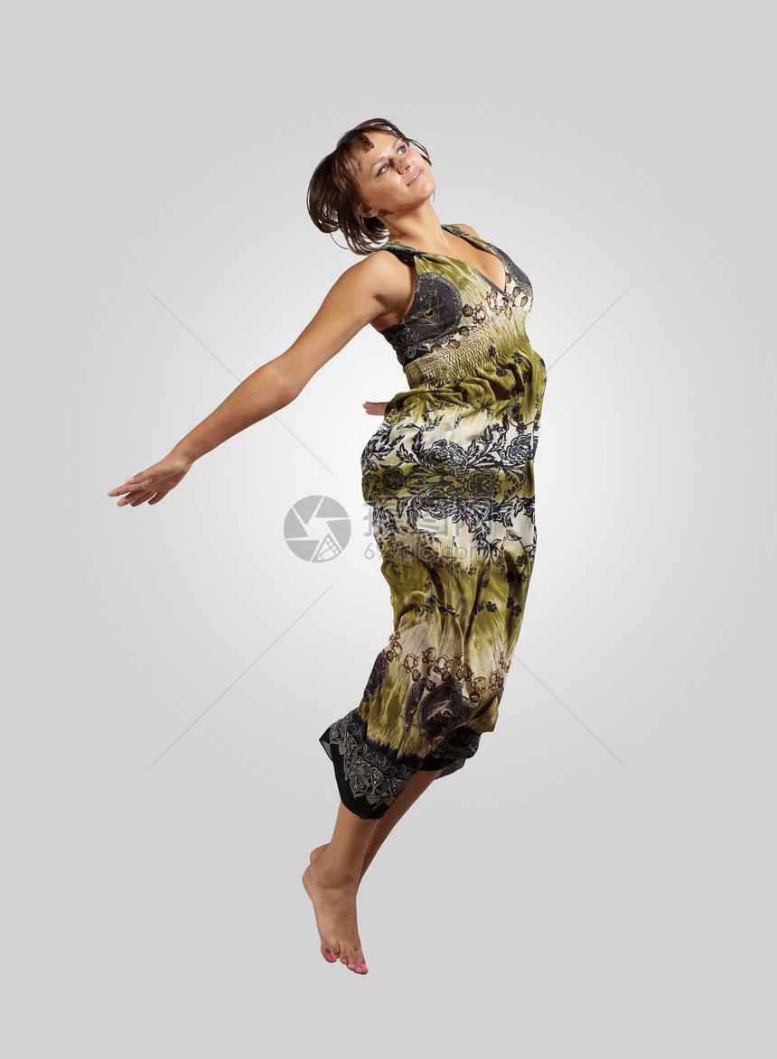 年轻妇女跳舞和跳跃霹雳舞者运动体操演员成人活力行动灵活性有氧运动女士图片