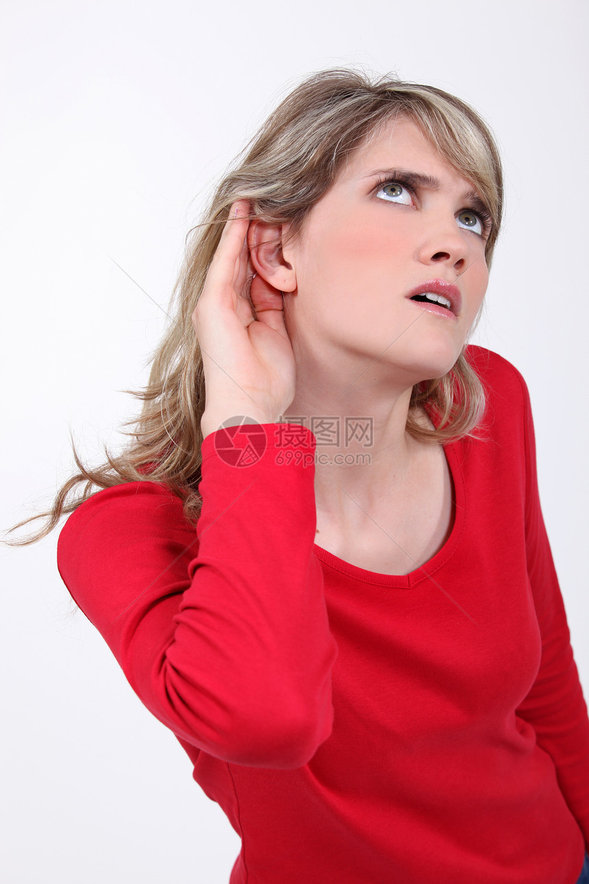 女人用手对着她的耳朵噪音女性手势谣言女孩八卦废话棕榈秘密耳语图片