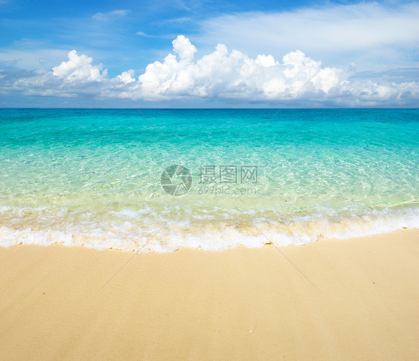 沙滩和热带海天空海浪放松旅行海洋海岸冲浪海景阳光太阳图片