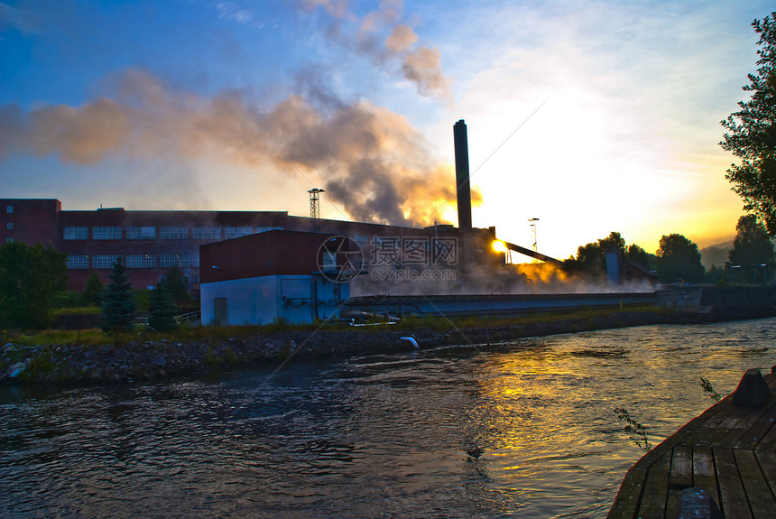 早期日出和工厂烟雾图片