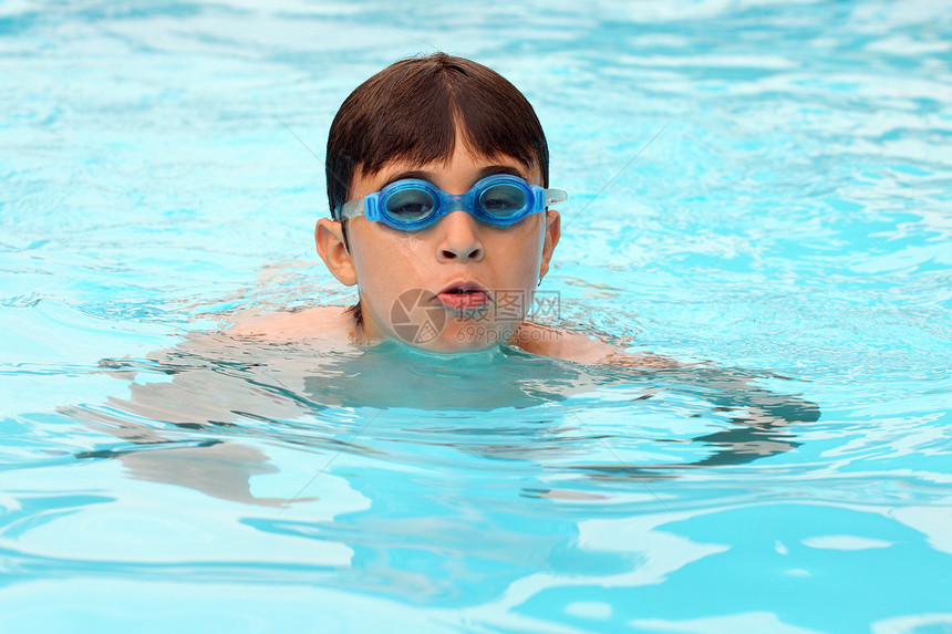 游泳娱乐游泳者喜悦皮肤乐趣孩子青年蓝色运动员运动图片