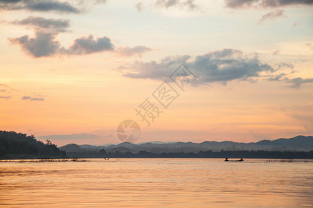 康川一河之景鸟类绿色天空空河背景图片