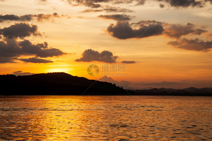 康川一河之景天空鸟类空河绿色图片