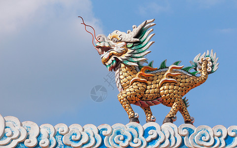 彩龙彩蓝天空的龙马雕像背景