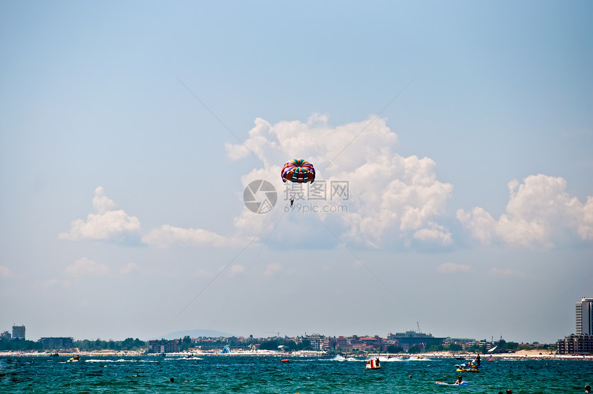 夏季的远足天空活动跳伞爱好海滩自由潜水运动降落伞行动图片