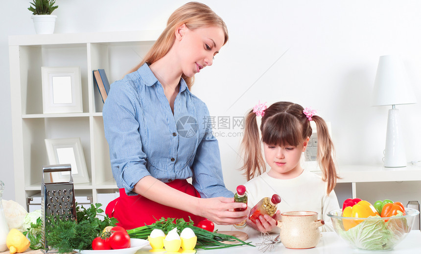 家庭做饭童年房子幸福男人女性孩子喜悦女儿厨房蛋糕图片