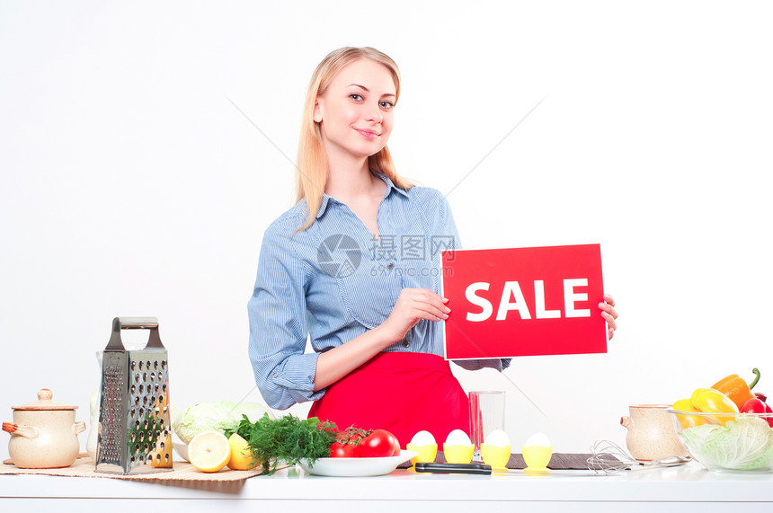 一位年轻女性的肖像 持有销售标记男性幸福乐趣桌子美食食物胡椒早餐厨师味道图片