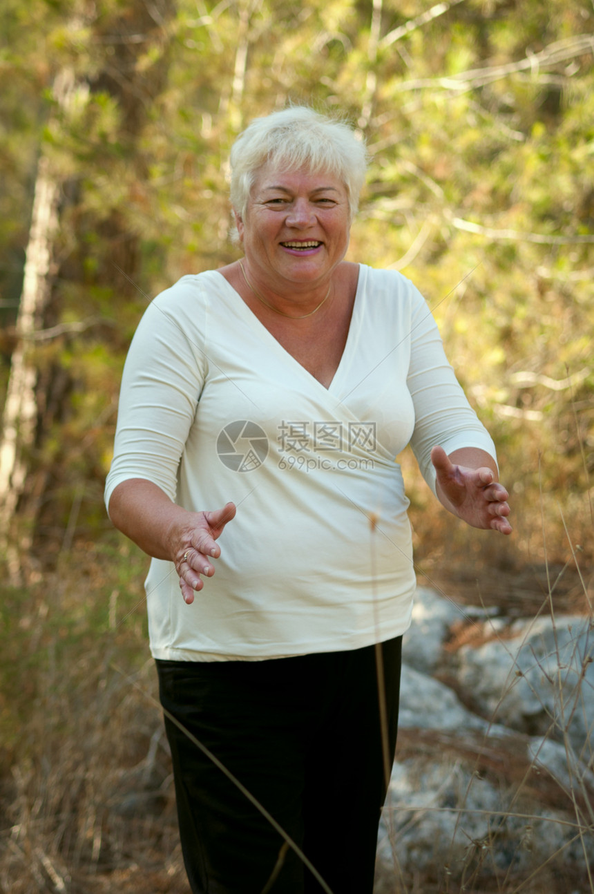 年长的女士在外面公园里锻炼叶子享受祖父母重量女性退休衣服活动损失花园图片