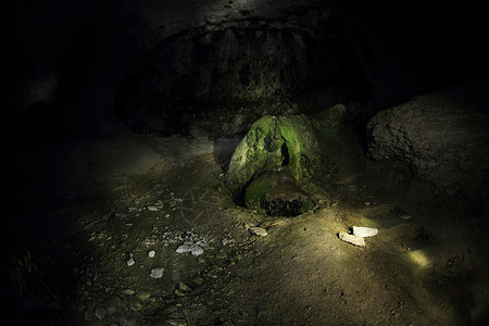 山泉在岩石的夜晚图片素材