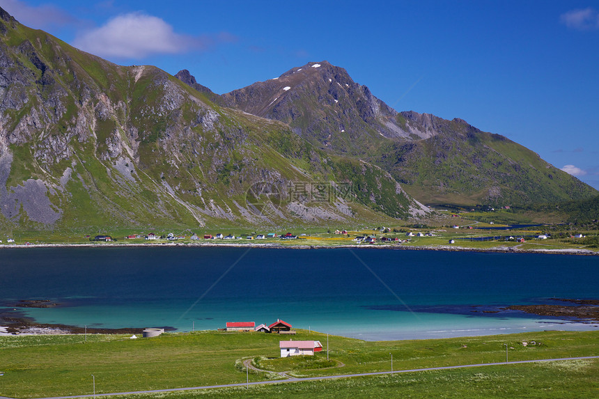 在 Lofoten 上的 Fjord胜地全景山脉海滩山峰牧场峡湾悬崖农田村庄图片