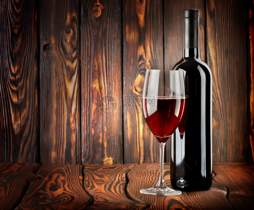 瓶酒酒吧玻璃反射液体饮料酒瓶背景桌子瓶子酒精图片
