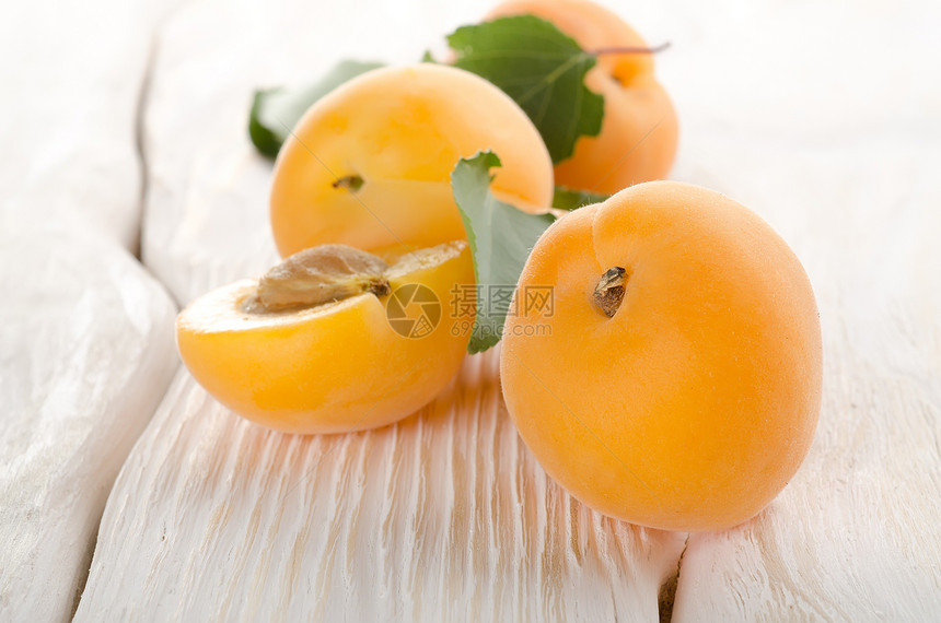 白桌上的杏子图片
