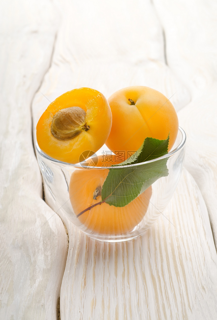 酒杯中的杏子图片