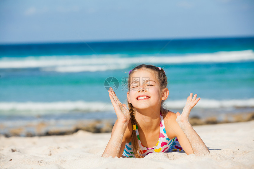 海滩上可爱的女孩热带乐趣女士海洋蓝色地平线海岸支撑太阳海景图片